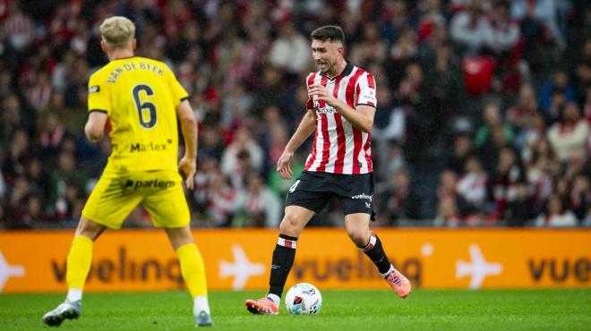 Gesto de Aymeric Laporte ante el Girona en San Mamés (Foto: Athletic Club).
