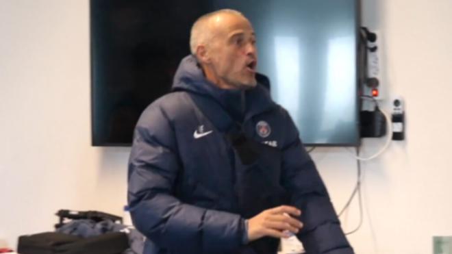 Luis Enrique y su reacción al ver a Dembélé (X: @PSG_espanol)