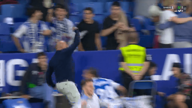 La celebración de Manolo González tras el gol de Javi Puado en el Espanyol-Valencia.