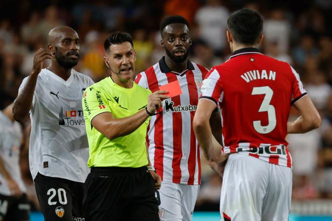 Ortiz Arias expulsa a Dani Vivian en el Valencia-Athletic (Foto: EFE).