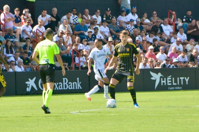 Samed Bazdar controla un balón en el Ceuta-Real Zaragoza (Foto: LALIGA).