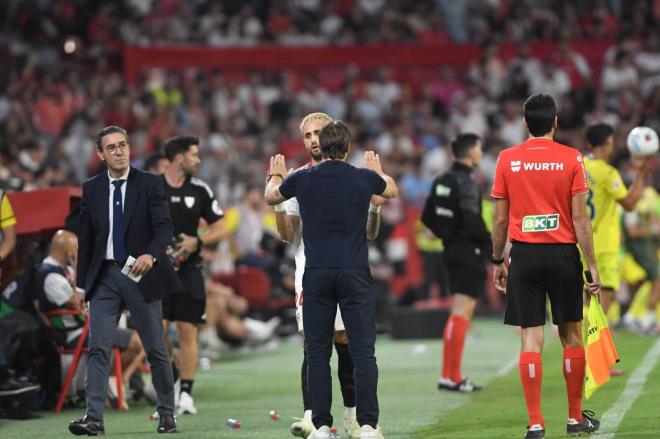 Januzaj saluda a Almeyda tras ser cambiado en el Sevilla-Villarreal (Foto: Kiko Hurtado).