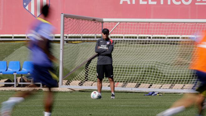 Simeone en un entrenamiento del Atlético de Madrid ('X' @Atleti)