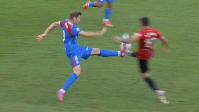 La entrada de Sorloth que le costó la expulsión (Captura de Dazn)