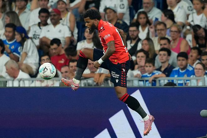Valentin Rosier controla un balón en el Osasuna-Elche (Foto: Cordon Press).