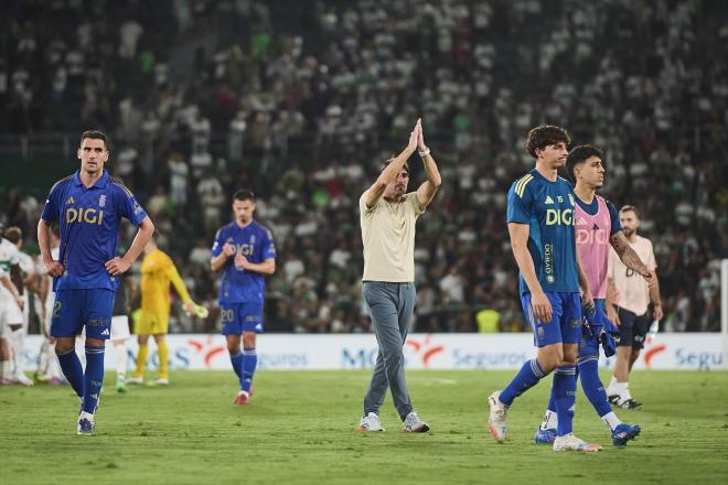 Veljko Paunovic aplaude a sus seguidores tras el Elche-Real Oviedo (Foto: Europa Press).