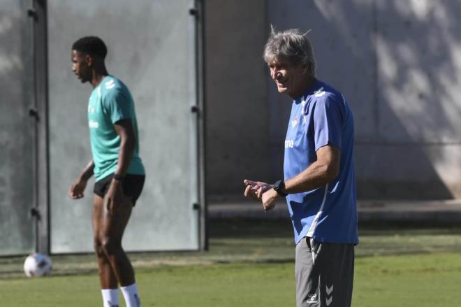 Manuel Pellegrini, en el entrenamiento del Real Betis (FOTO: Kiko Hurtado).