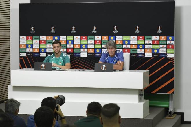 Lo Celso y Manuel Pellegrini, en rueda de prensa del Real Betis (FOTO: Kiko Hurtado).