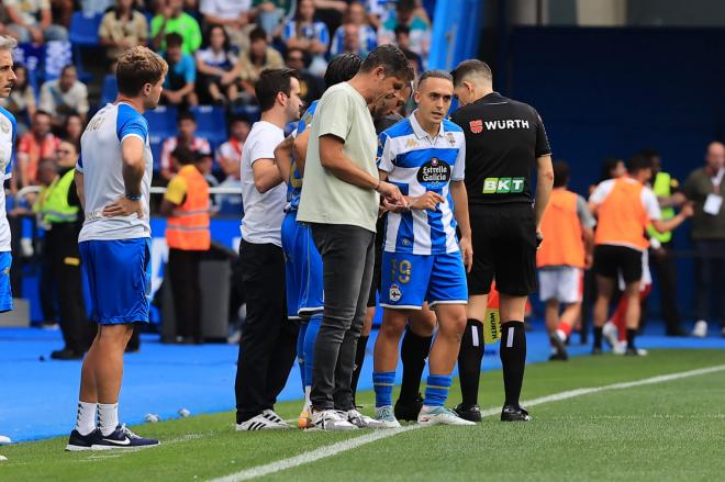Antonio Hidalgo da instrucciones a Luismi Cruz en el Deportivo de La Coruña (Foto: LALIGA).
