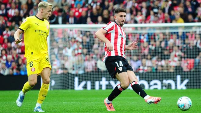 Pase en profundidad de Aymeric Laporte, en el Athletic - Girona (Foto: LALIGA).