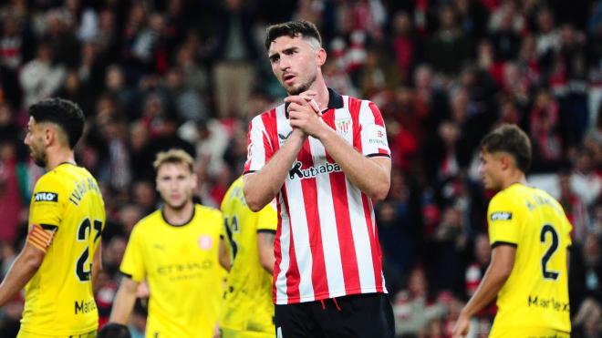 Gesto de Aymeric Laporte en el partido Athletic Club - Girona (Foto: LALIGA).