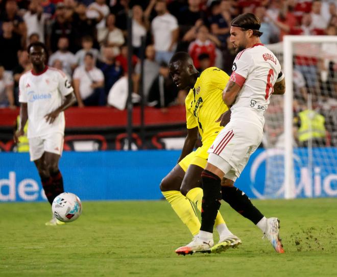 Nemanja Gudelj, ante el Villarreal (Foto: Cordon Press).