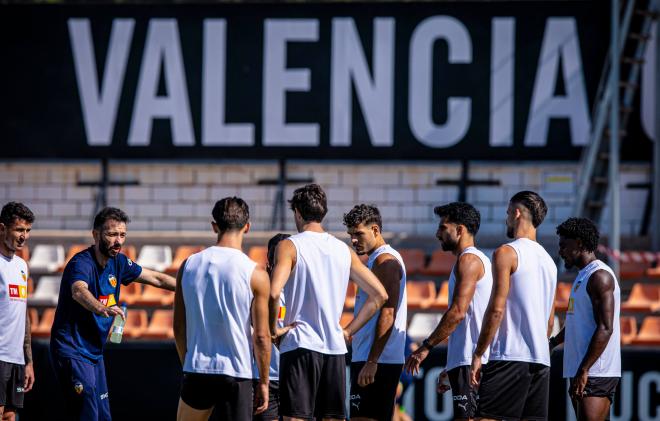 Carlos Corberán entrenando en Paterna (Foto Valencia CF)