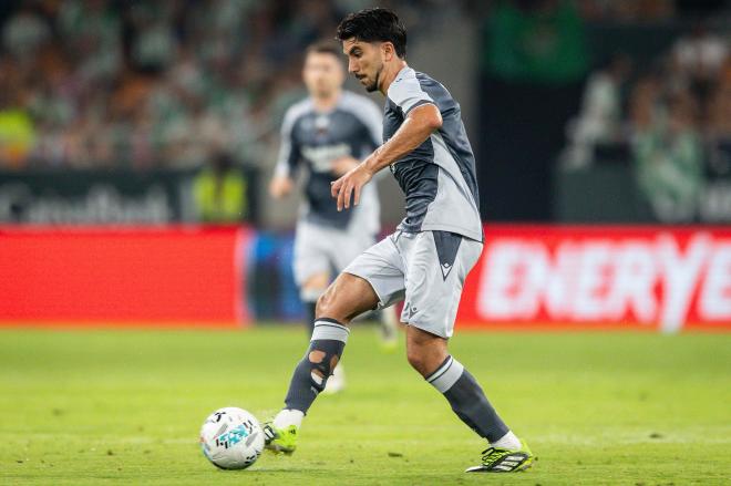 Carlos Soler da un pase en el Betis-Real Sociedad (Foto: Cordon Press).