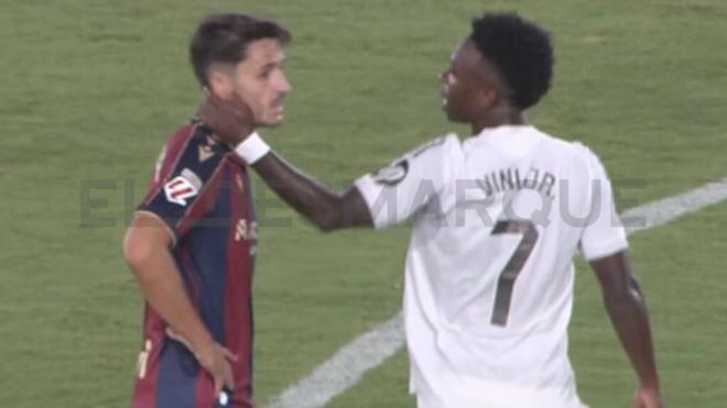 El gesto de Vinicius con Unai Elgezabal (Fotos ElDesmarque)