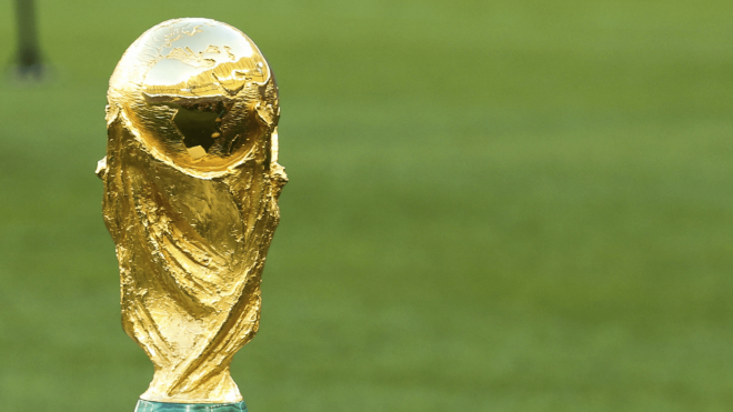 El trofeo del Mundial, en la previa de un partido en 2022.