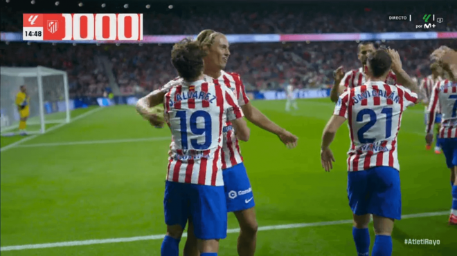 Julián Álvarez y Marcos Llorente celebran el primero del Atlético ante el Rayo (captura Movistar