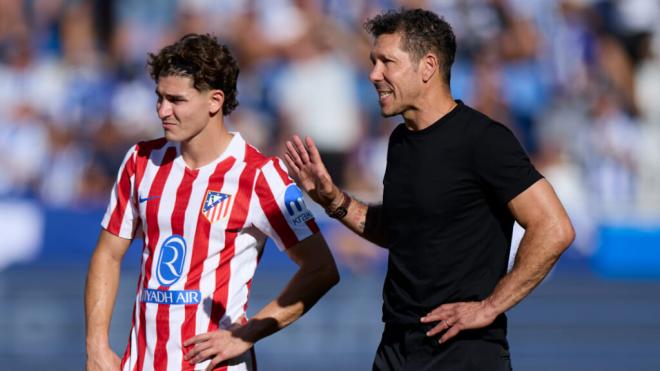 Julián Álvarez y Simeone charlan en un partido (Europa Press)