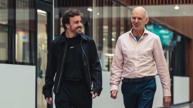 Fernando Alonso y Adrian Newey, durante este 2025 (Foto: Aston Martin).