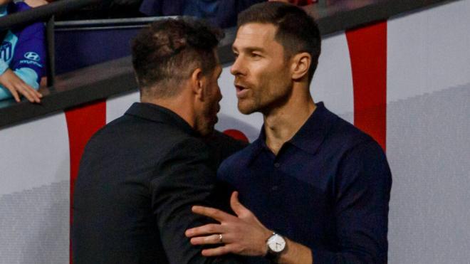 Diego Pablo Simeone y Xabi Alonso en un partido de Champions League (Foto: Cordon Press)