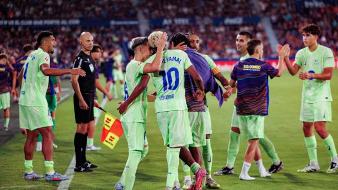 Gavi celebra un gol con Lamine Yamal (Foto: Cordon Press)