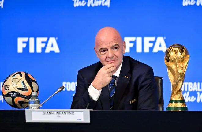 Gianni Infantino posa con la copa del Mundial.