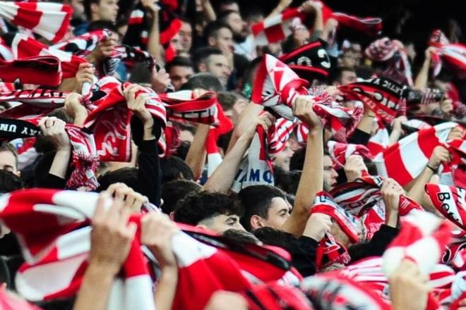 La grada rojiblanca anima a tope en un partido de LALIGA en San Mamés; hoy juega en Bilbao el RCD Mallorca (Foto: Athletic Club).