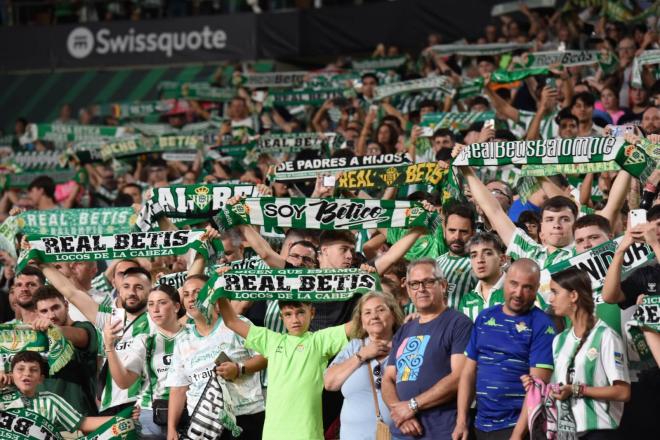 La afición del Betis, ante el Forest (Foto: Kiko Hurtado).