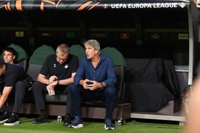 Manuel Pellegrini, ante el Forest (Foto: Kiko Hurtado).