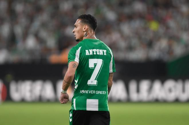 Antony, ante el Forest (Foto: Kiko Hurtado).