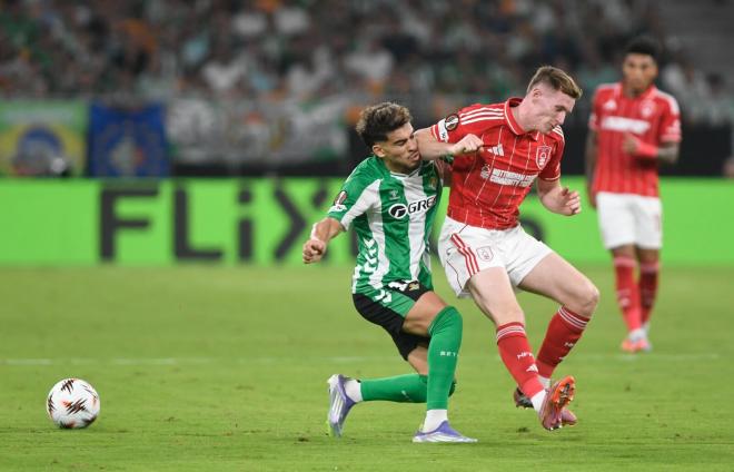 Ez Abde, ante el Forest (Foto: Kiko Hurtado).