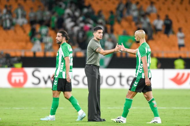 Marc Bartra, saludando a Amrabat tras el Betis - Forest (Foto: Kiko Hurtado).