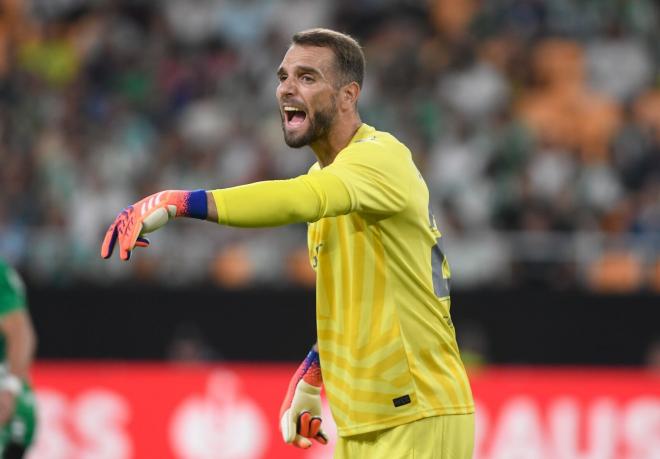 Pau López, ante el Forest (Foto: Kiko Hurtado).