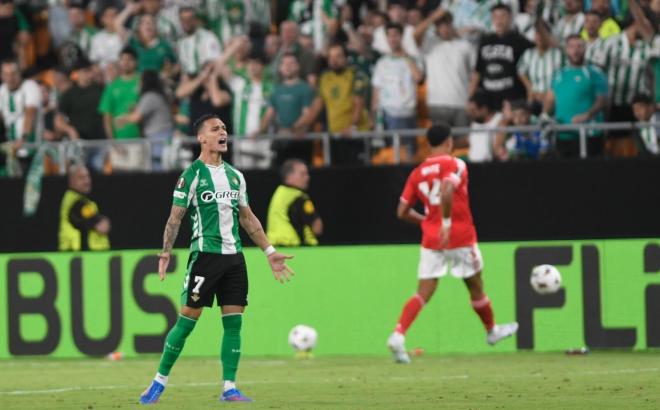 Antony, celebrando su gol ante el Forest (Foto: Kiko Hurtado).