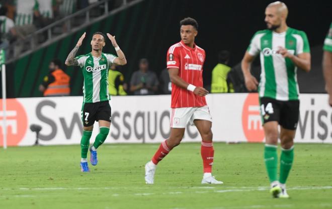 Antony, celebrando su gol ante el Forest (Foto: Kiko Hurtado).