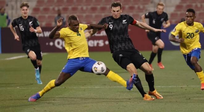 Chris Wood pelea un balón en un Islas Salomón-Nueva Zelanda (Foto: OFC).