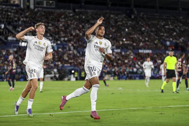 Kylian Mbappé celebra un gol ante el Levante (Foto: Europa Press)