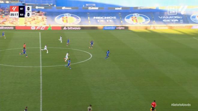 Mariano Díaz y su intento desde el centro del campo en el Getafe-Alavés.