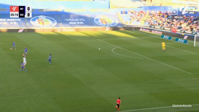 Mariano Díaz y su intento desde el centro del campo en el Getafe-Alavés.