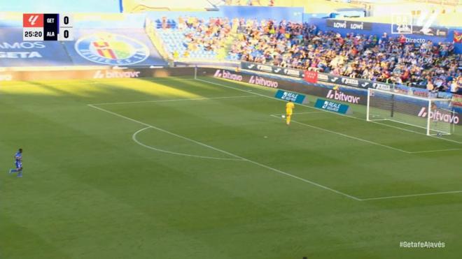 Mariano Díaz y su intento desde el centro del campo en el Getafe-Alavés.