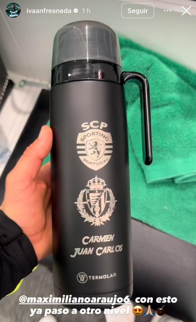 Maximiliano Araújo regala a Fresneda un termo con el escudo del Real Valladolid (Foto: Instagram).
