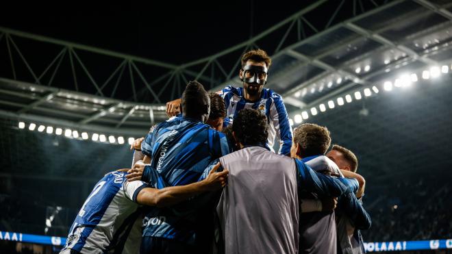 Los jugadores de la Real Sociedad celebran el gol de Oyarzabal al Mallorca (Foto: RSO).
