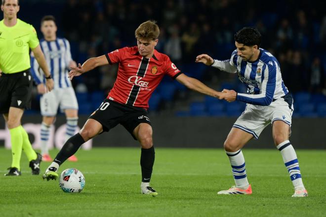 Pablo Torre controla delante de Carlos Soler en el Real Sociedad-Mallorca (Foto: RSO).