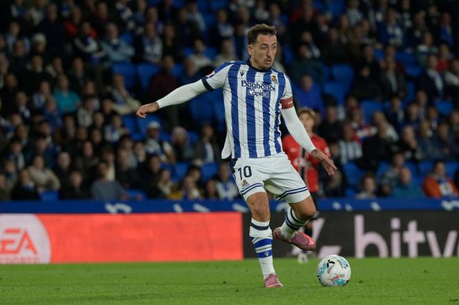 Mikel Oyarzabal da un pase en el Real Sociedad-Mallorca (Foto: RSO).