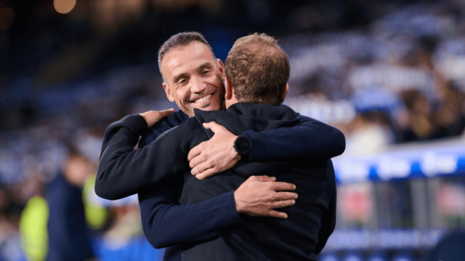 Sergio Francisco se abraza a Jagoba Arrasate antes del Real Sociedad-Mallorca (Foto: LaLiga).