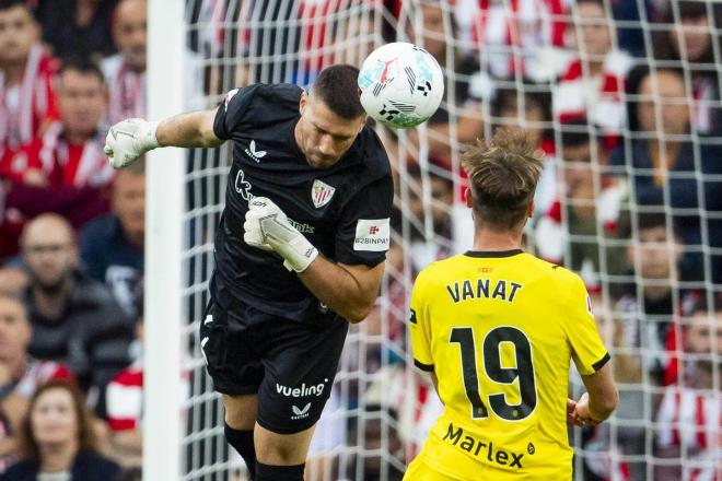 Unai Simón sale del área de cabeza ante el Girona en San Mamés (Foto: Athletic Club).