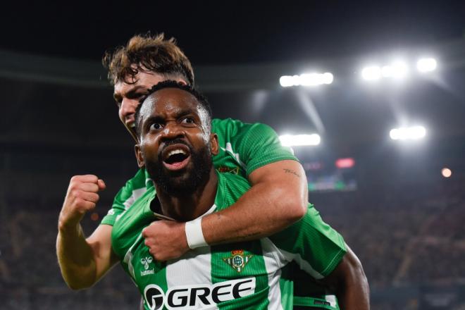 Bakambu celebra su gol ante el Nottingham (Foto: Kiko Hurtado)