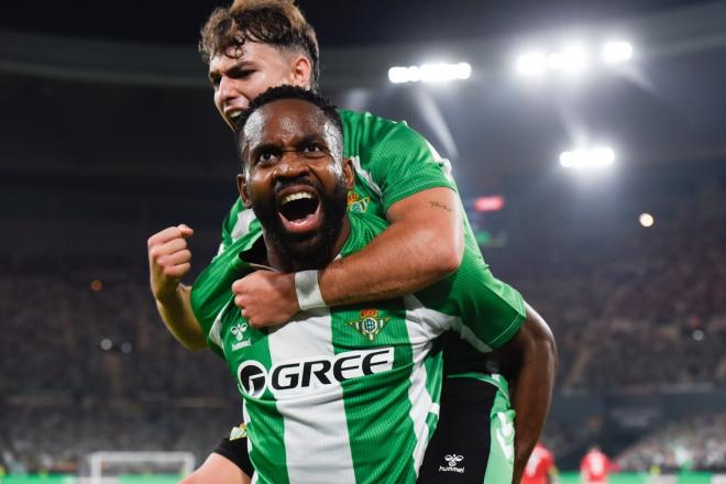 Bakambu celebra su gol ante el Nottingham (Foto: Kiko Hurtado)