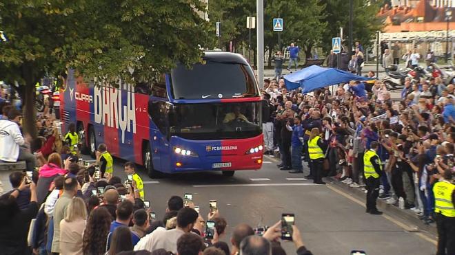 El autobús del Barcelona fue recibido con una gran expectación para su duelo ante el Real Oviedo.