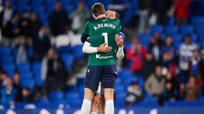 Mikel Oyarzabal y Álex Remiro se abrazan tras ganar al Mallorca (Foto: LALIGA).
